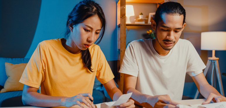 couple calculating income