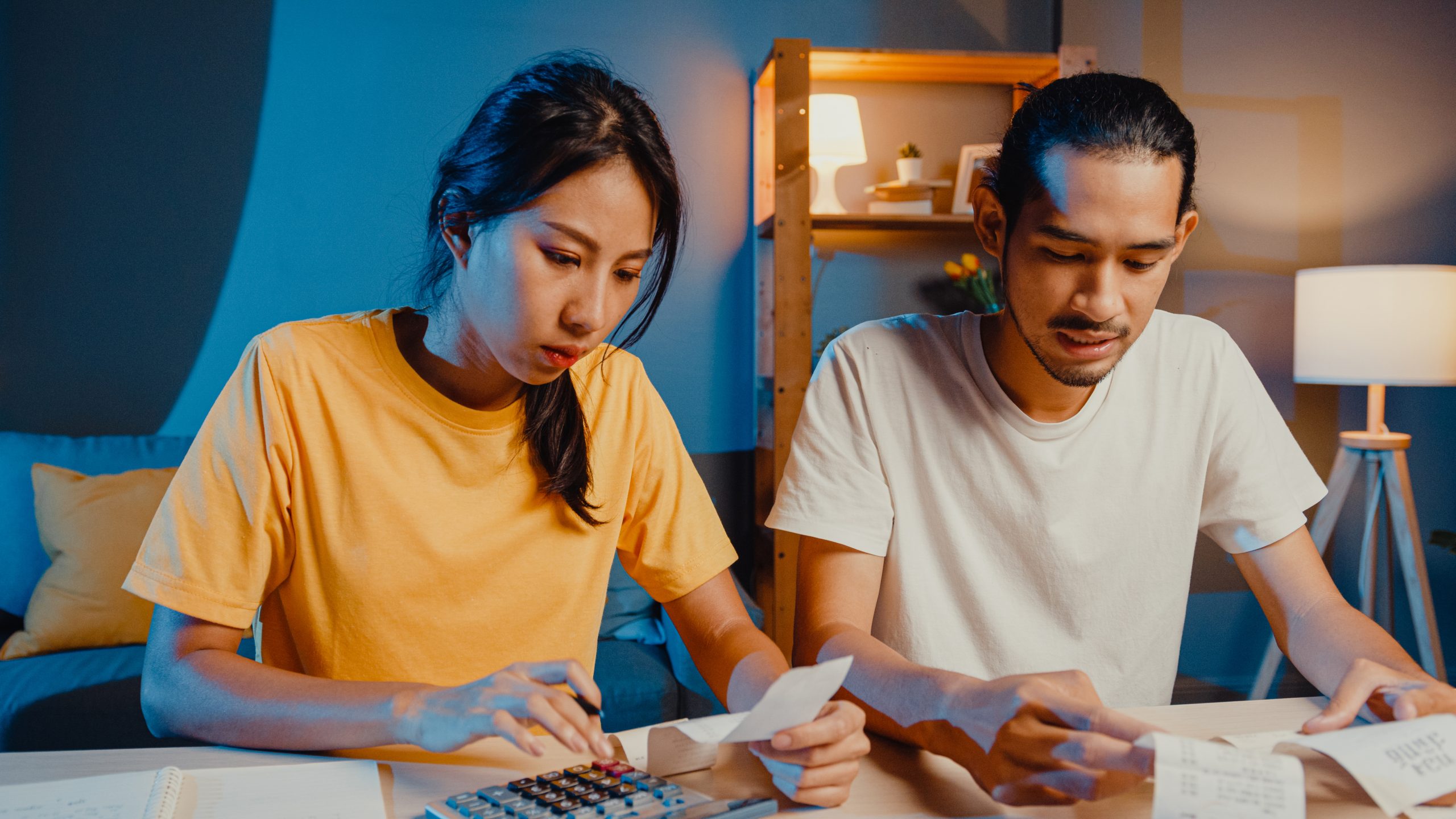 couple calculating income