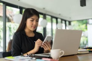 modern business woman working with smartphone in office – Tradition Credit modern business woman working with smartphone in office
